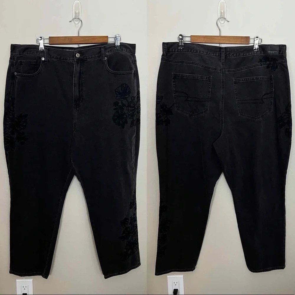 AEO • Black Mom Jean